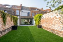 Kwalitatief gerenoveerde centrumwoning met tuin in Ieper