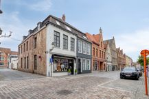 Handelswoning met appartement in de Ezelstraat in Brugge