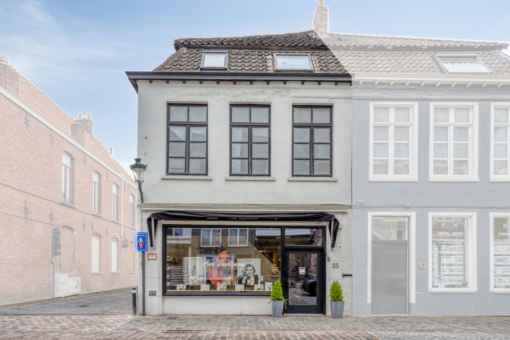 Handelswoning  met appartement in de Ezelstraat in Brugge