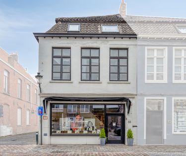 Handelswoning met appartement in de Ezelstraat in Brugge