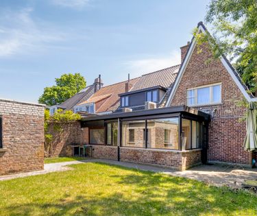 Karaktervolle gezinswoning op 1524m² te koop in Kortrijk!