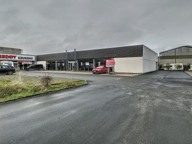 Ruime baanwinkel te koop in Pannestraat in Veurne