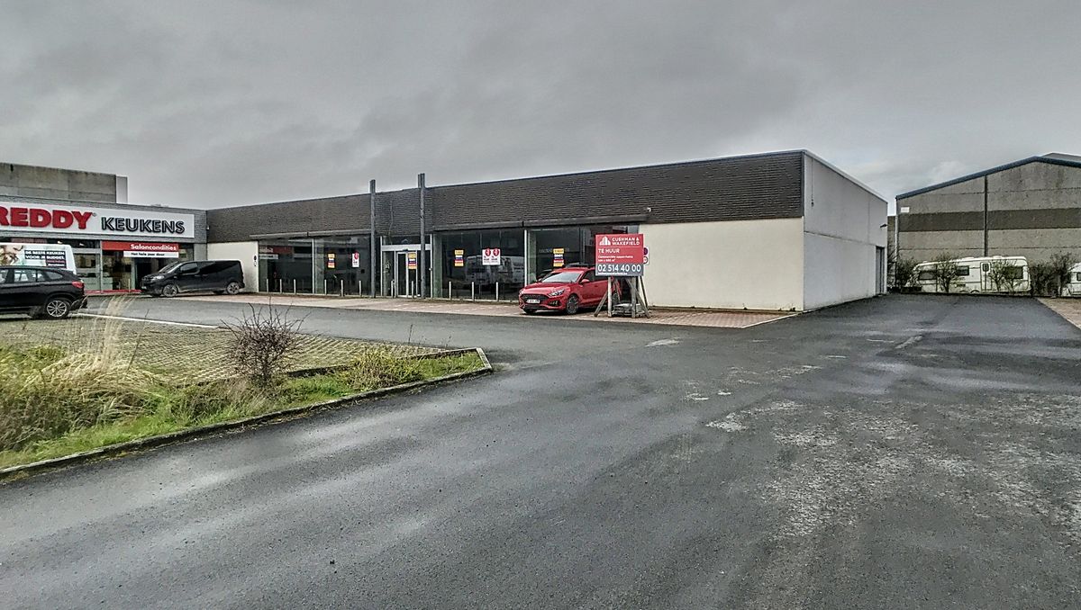 Ruime baanwinkel te koop in Pannestraat in Veurne