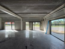 KMO-unit van 216 m² met showroom, mezzanine, sanitair en 7 parkeerplaatsen