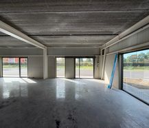 KMO-unit van 216 m² met showroom, mezzanine, sanitair en 7 parkeerplaatsen