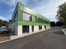 KMO-unit van 216 m² met showroom, mezzanine, sanitair en 7 parkeerplaatsen