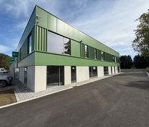 KMO-unit van 216 m² met showroom, mezzanine, sanitair en 7 parkeerplaatsen