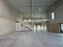 KMO-unit van 216 m² met showroom, mezzanine, sanitair en 7 parkeerplaatsen