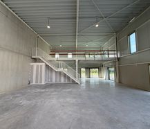 KMO-unit van 216 m² met showroom, mezzanine, sanitair en 7 parkeerplaatsen