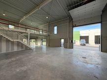 KMO-unit van 216 m² met showroom, mezzanine, sanitair en 7 parkeerplaatsen