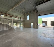 KMO-unit van 216 m² met showroom, mezzanine, sanitair en 7 parkeerplaatsen