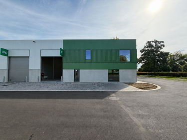 KMO-unit van 216 m² met showroom, mezzanine, sanitair en 7 parkeerplaatsen