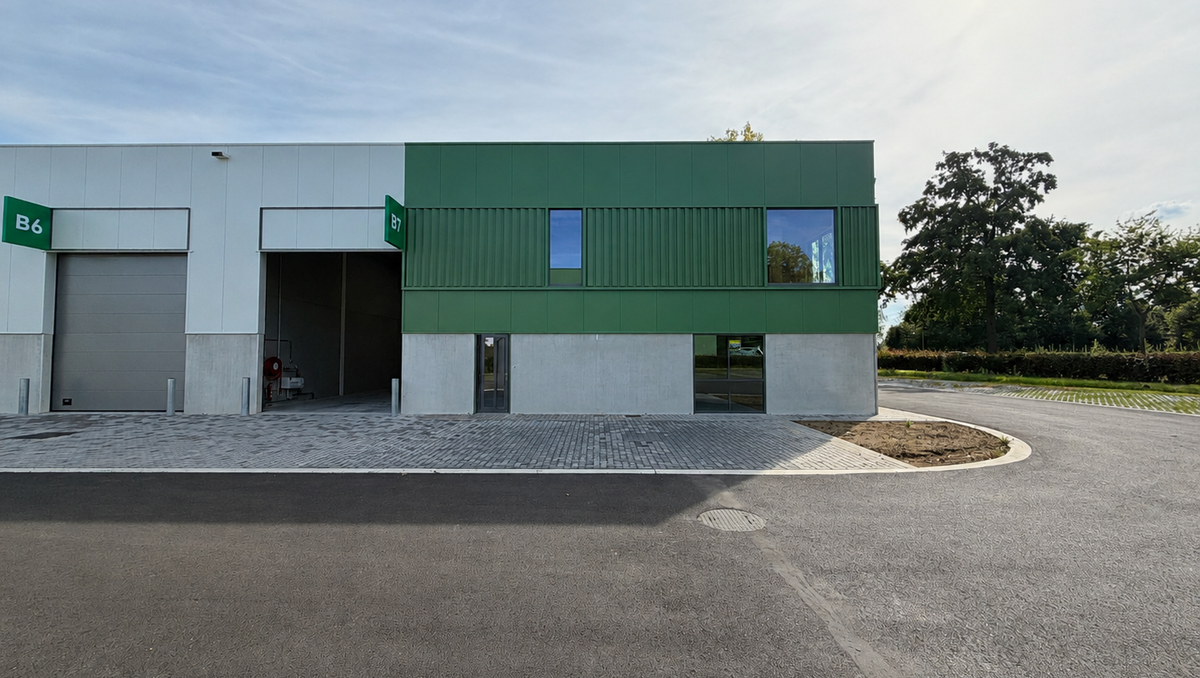 KMO-unit van 216 m² met showroom, mezzanine, sanitair en 7 parkeerplaatsen