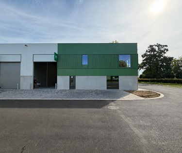 KMO-unit van 216 m² met showroom, mezzanine, sanitair en 7 parkeerplaatsen