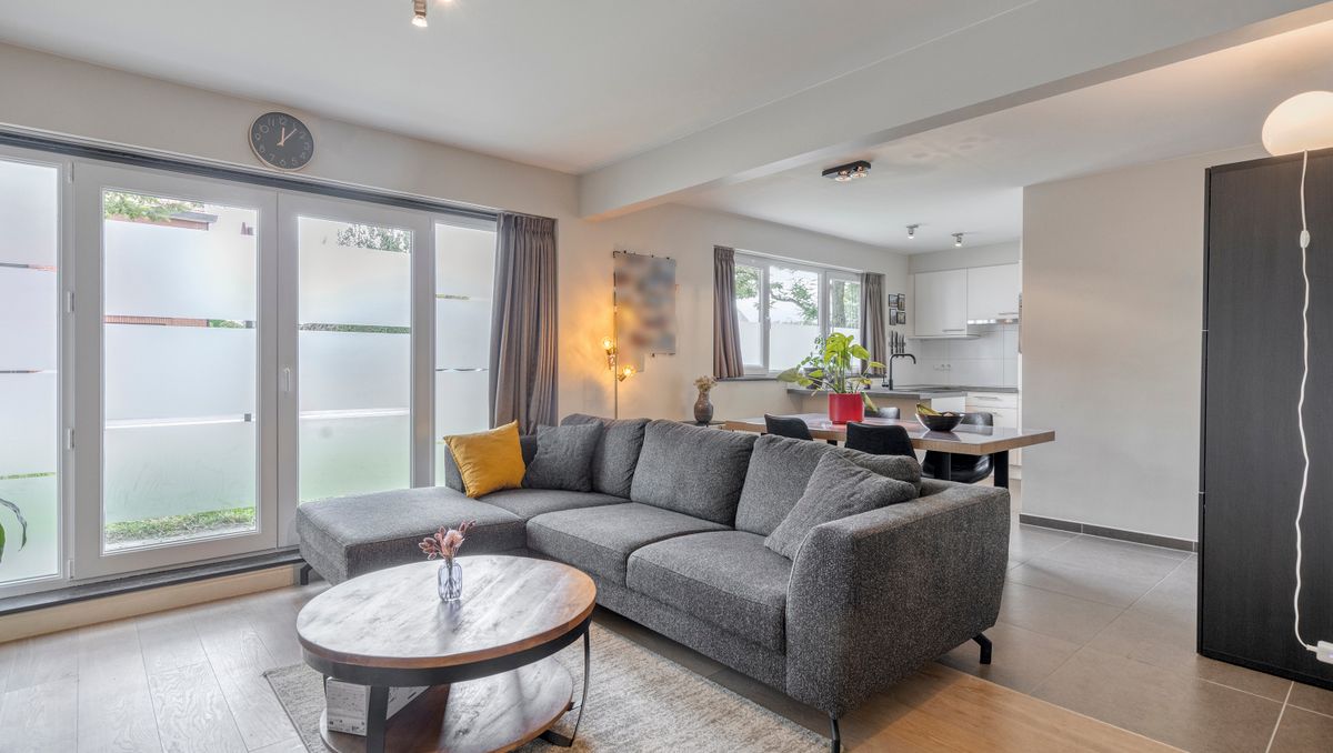Lichtrijk appartement met 2 slaapkamers en ruime buitenruimte te Zwijnaarde
