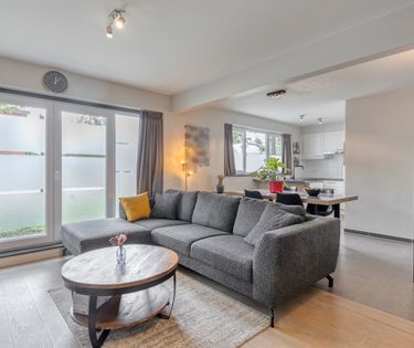 Lichtrijk appartement met 2 slaapkamers en ruime buitenruimte te Zwijnaarde