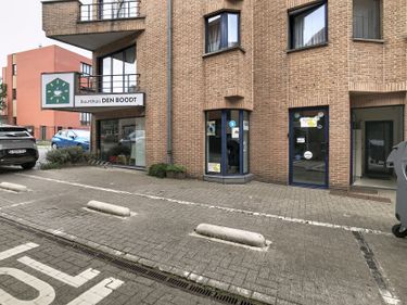 Polyvalent handelspand of kantoor in centrum Temse