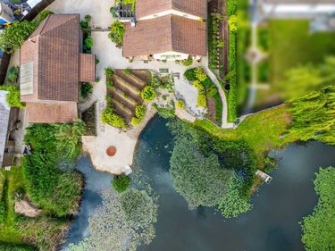 Unieke villa met vijver en bijgebouw op 7.163m² in Meulebeke