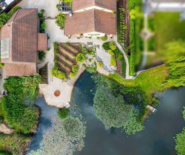 Unieke villa met vijver en bijgebouw op 7.163m² in Meulebeke
