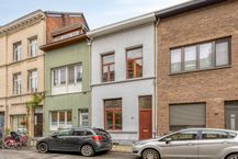 Op te frissen huis met 4 slaapkamers te koop in Borgerhout!