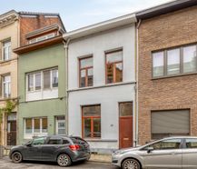 Op te frissen huis met 4 slaapkamers te koop in Borgerhout!