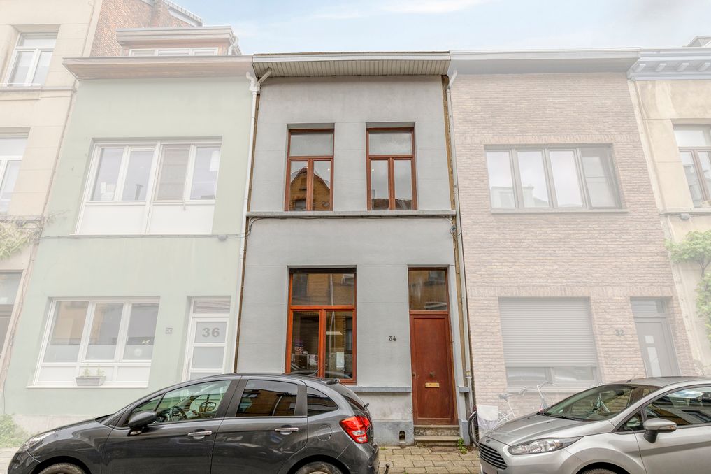 Op te frissen huis met 4 slaapkamers te koop in Borgerhout!