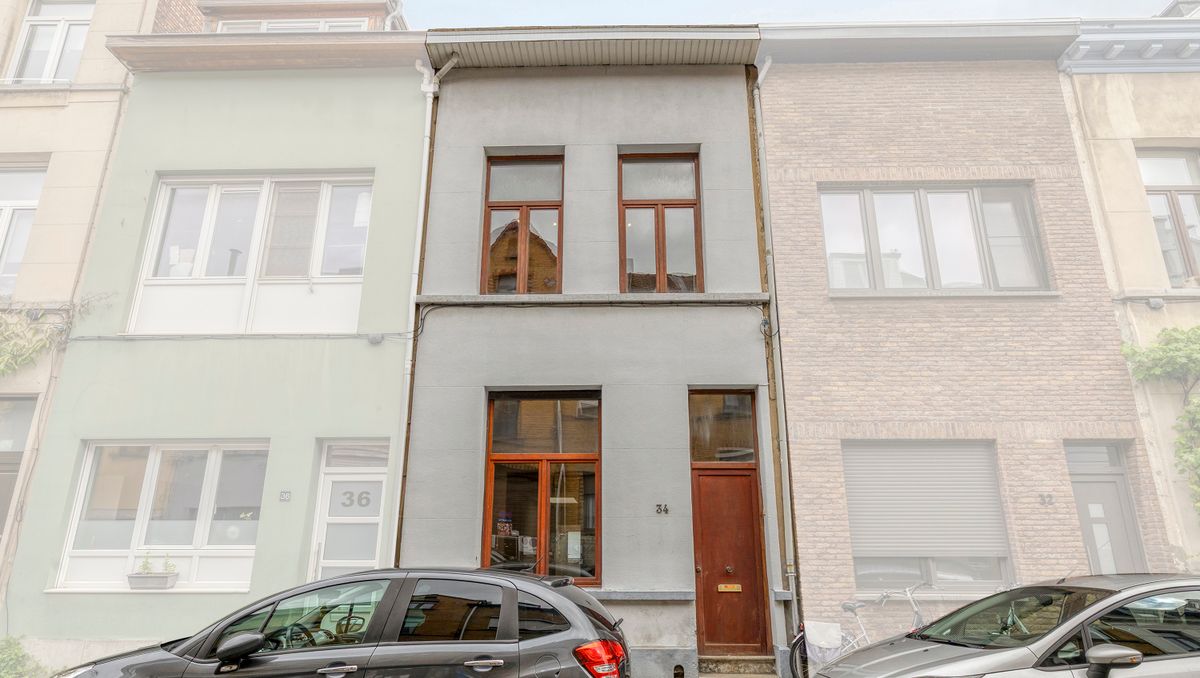 Op te frissen huis met 4 slaapkamers te koop in Borgerhout!