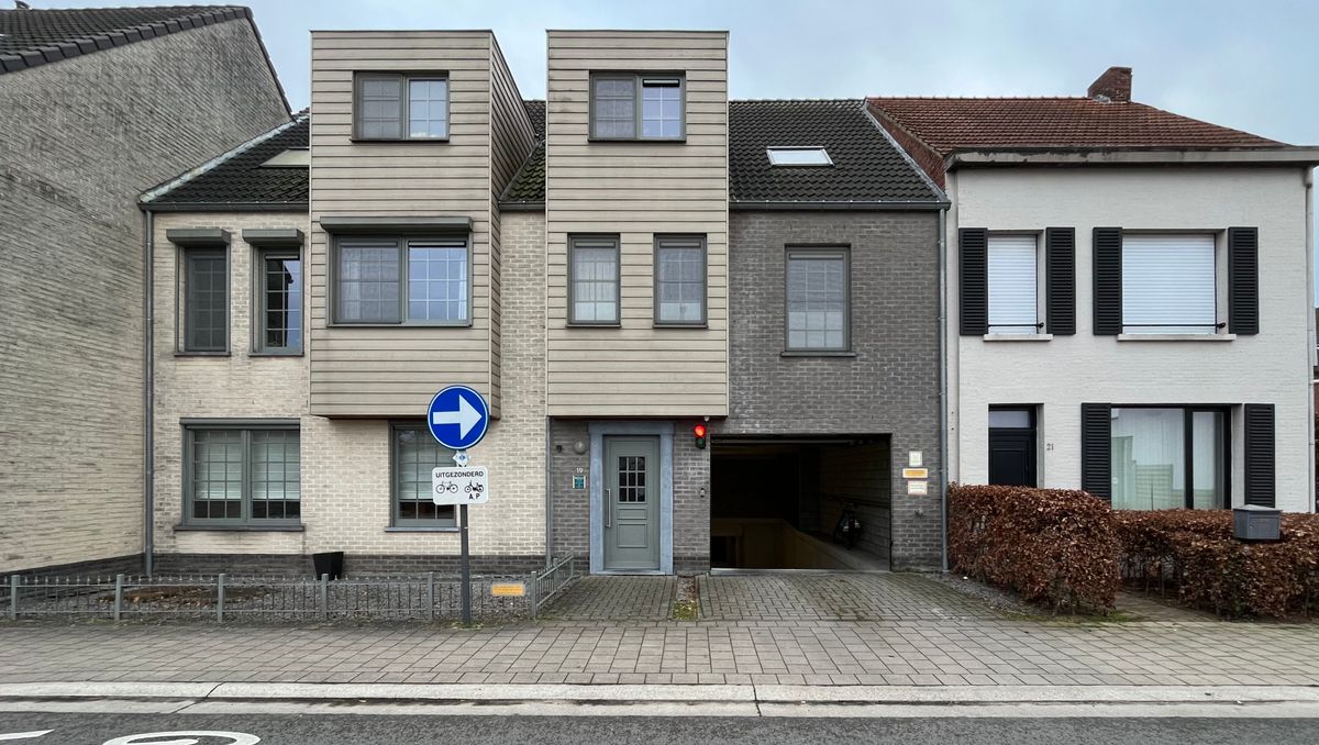 Vlot toegankelijke parkeerplaats + berging in Rijkevorsel