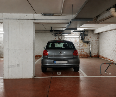Car stand for sale at a convenient location on the Zeedijk!