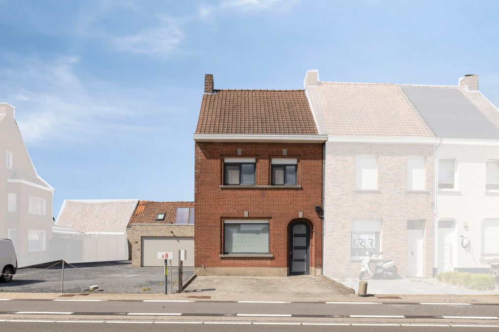 Verzorgde gezinswoning met ruime tuin en oprit in Meulebeke