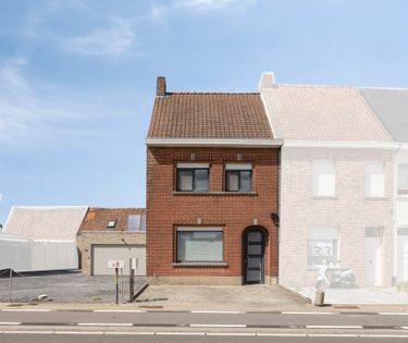 Verzorgde gezinswoning met ruime tuin en oprit in Meulebeke
