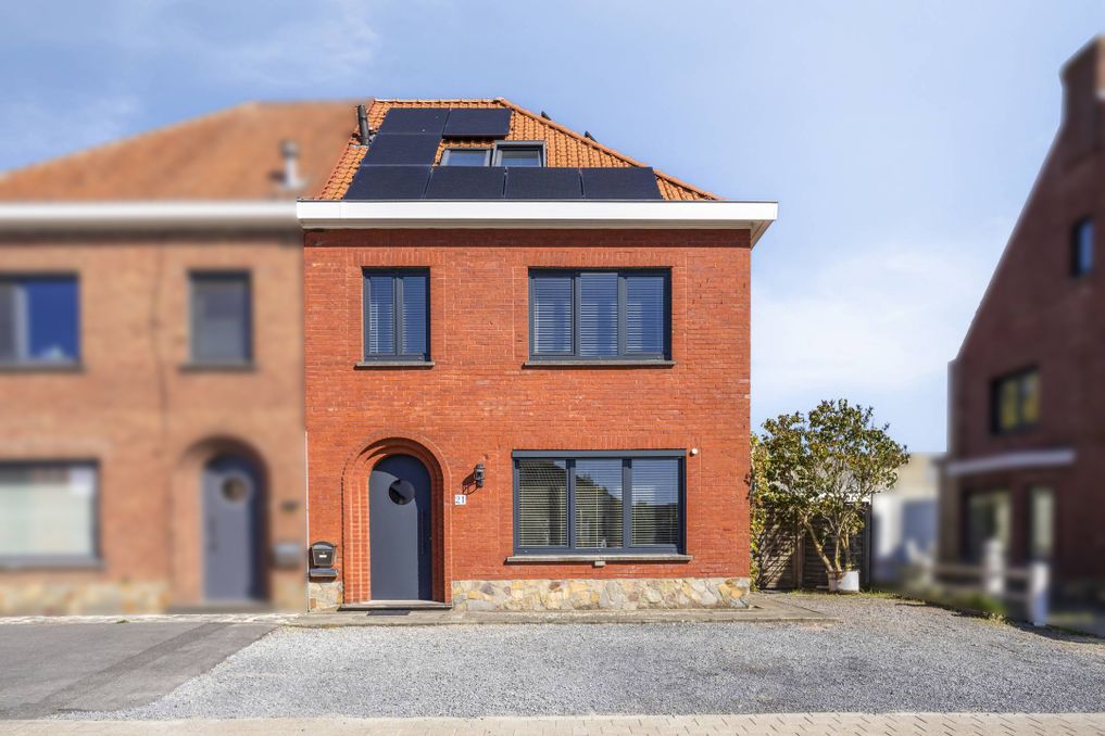 Instapklaar huis met 4 kamers te koop in centrum Desselgem