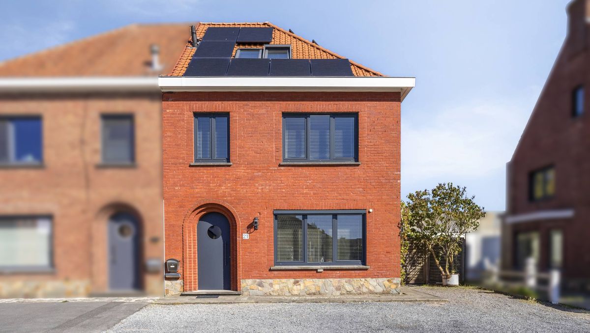 Instapklaar huis met 4 kamers te koop in centrum Desselgem