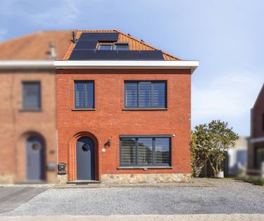 Instapklaar huis met 4 kamers te koop in centrum Desselgem
