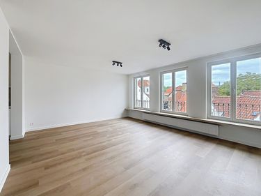 Recent volledig gerenoveerde 2-slaapkamer appartement te huur in centrum Brugge.