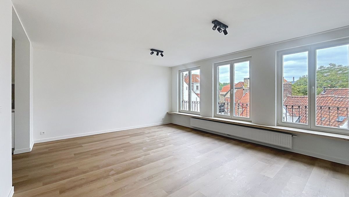 Recent volledig gerenoveerde 2-slaapkamer appartement te huur in centrum Brugge.