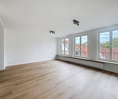 Recent volledig gerenoveerde 2-slaapkamer appartement te huur in centrum Brugge.