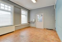 Magazijn van ca. 1.285 m² met woning te huur in Bellegem