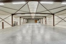 Magazijn van ca. 1.285 m² met woning te huur in Bellegem