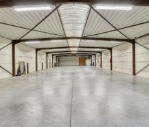 Magazijn van ca. 1.285 m² met woning te huur in Bellegem