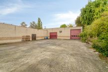 Magazijn van ca. 1.285 m² met woning te huur in Bellegem
