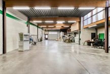 Magazijn van ca. 1.285 m² met woning te huur in Bellegem