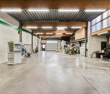 Magazijn van ca. 1.285 m² met woning te huur in Bellegem
