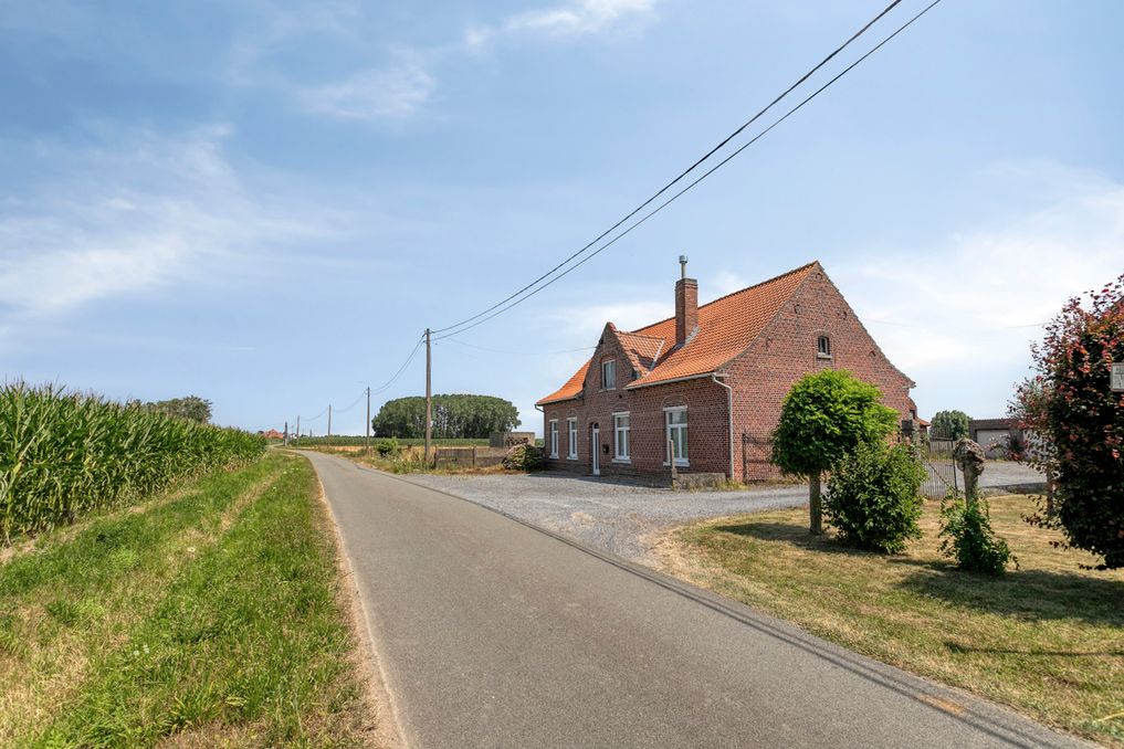 Te renoveren hoeve met landbouwgrond te koop in Wervik! 