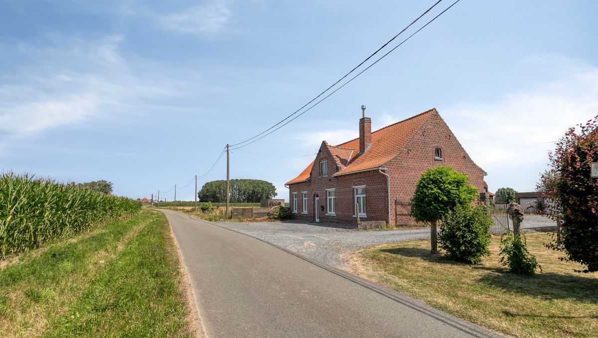 Te renoveren hoeve met landbouwgrond te koop in Wervik!