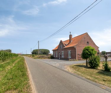 Te renoveren hoeve met landbouwgrond te koop in Wervik!