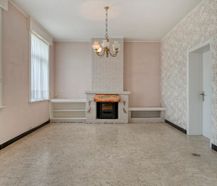Te renoveren hoeve met landbouwgrond te koop in Wervik!