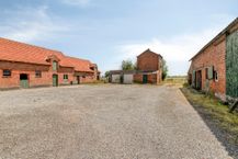 Te renoveren hoeve met landbouwgrond te koop in Wervik! 