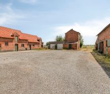 Te renoveren hoeve met landbouwgrond te koop in Wervik!