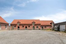 Te renoveren hoeve met landbouwgrond te koop in Wervik! 